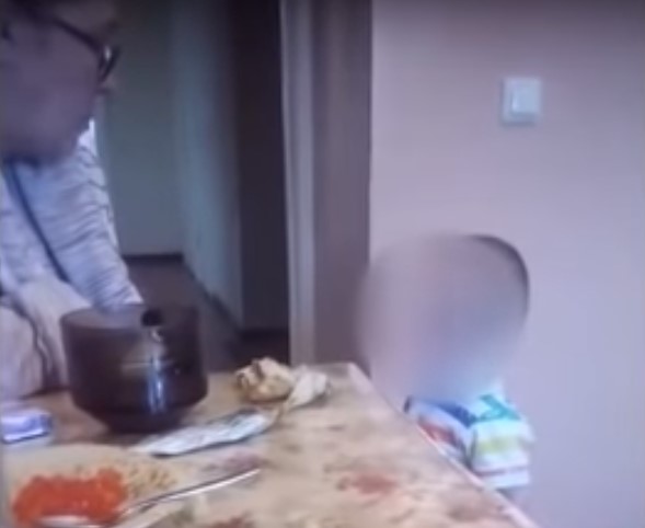 На кадрах видно, как женщина избивает малыша и кричит на него