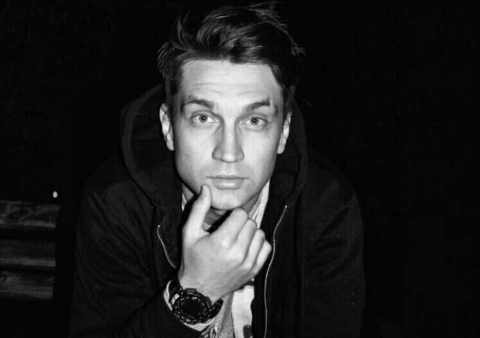 Тимур очень выделяется среди всех музыкантов, выступающих в метро