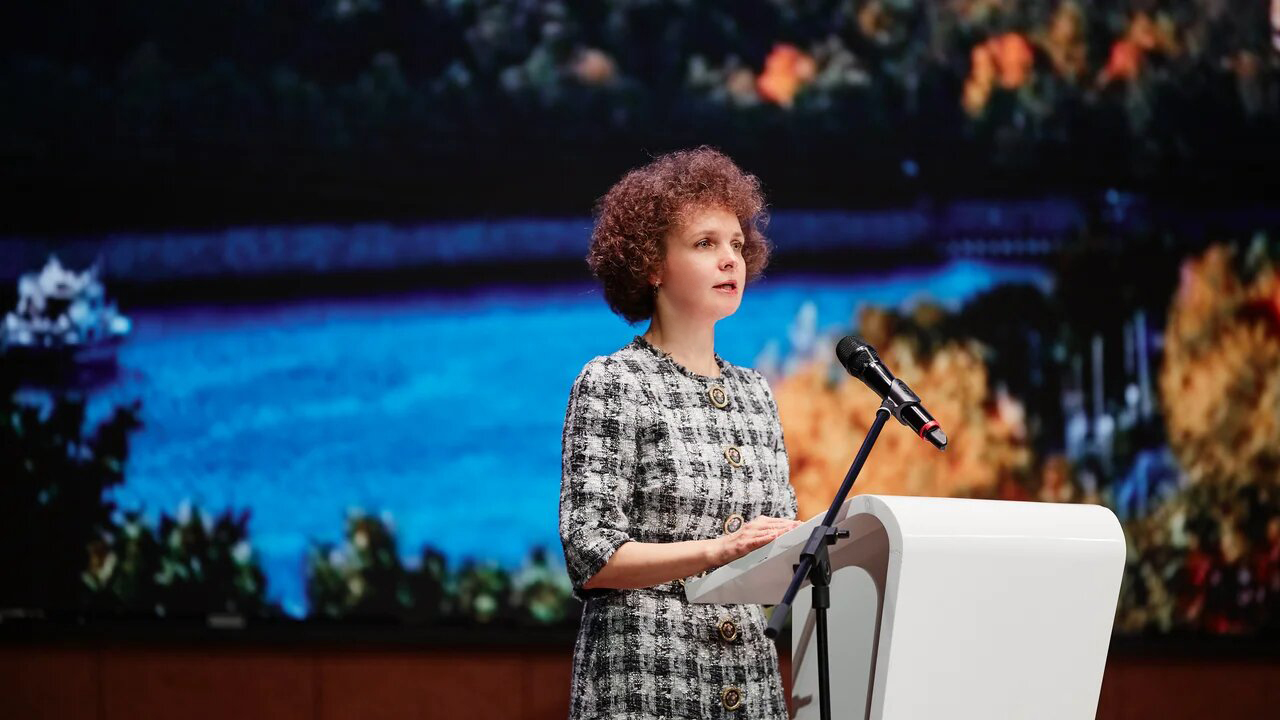 Министр правительства Москвы, руководитель столичного Департамента финансов Елена Зяббарова разъясняет положения проекта городского бюджета на публичных слушаниях