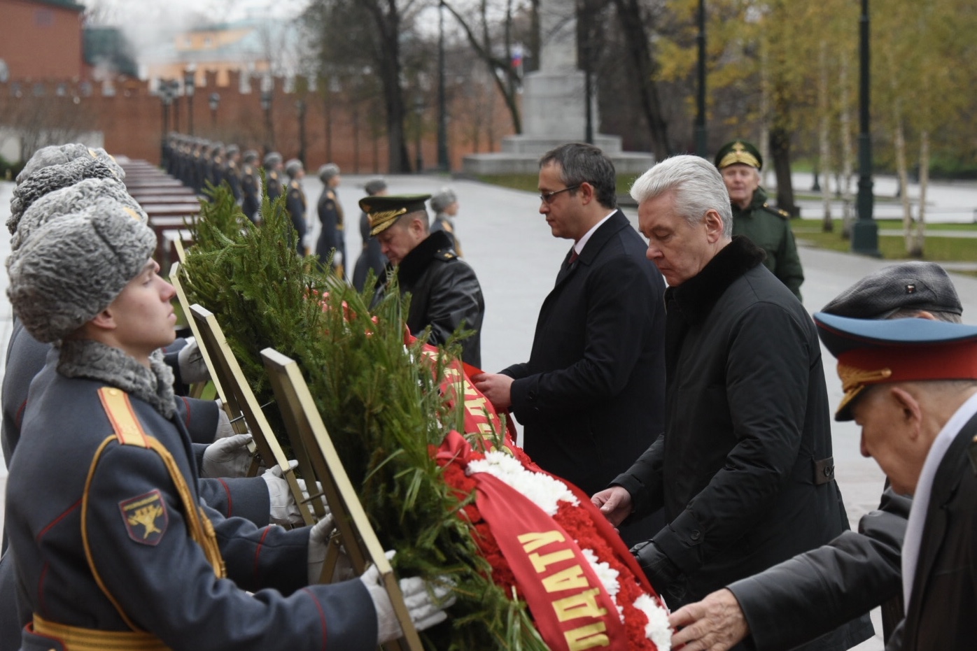 На фото: мэр Москвы Сергей Собянин и председатель Московской городской думы Алексей Шапошников во время возложения цветов 