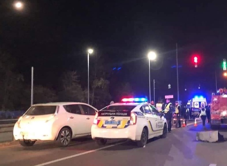 Один человек погиб и двое пострадали при взрыве автомобиля в Киеве