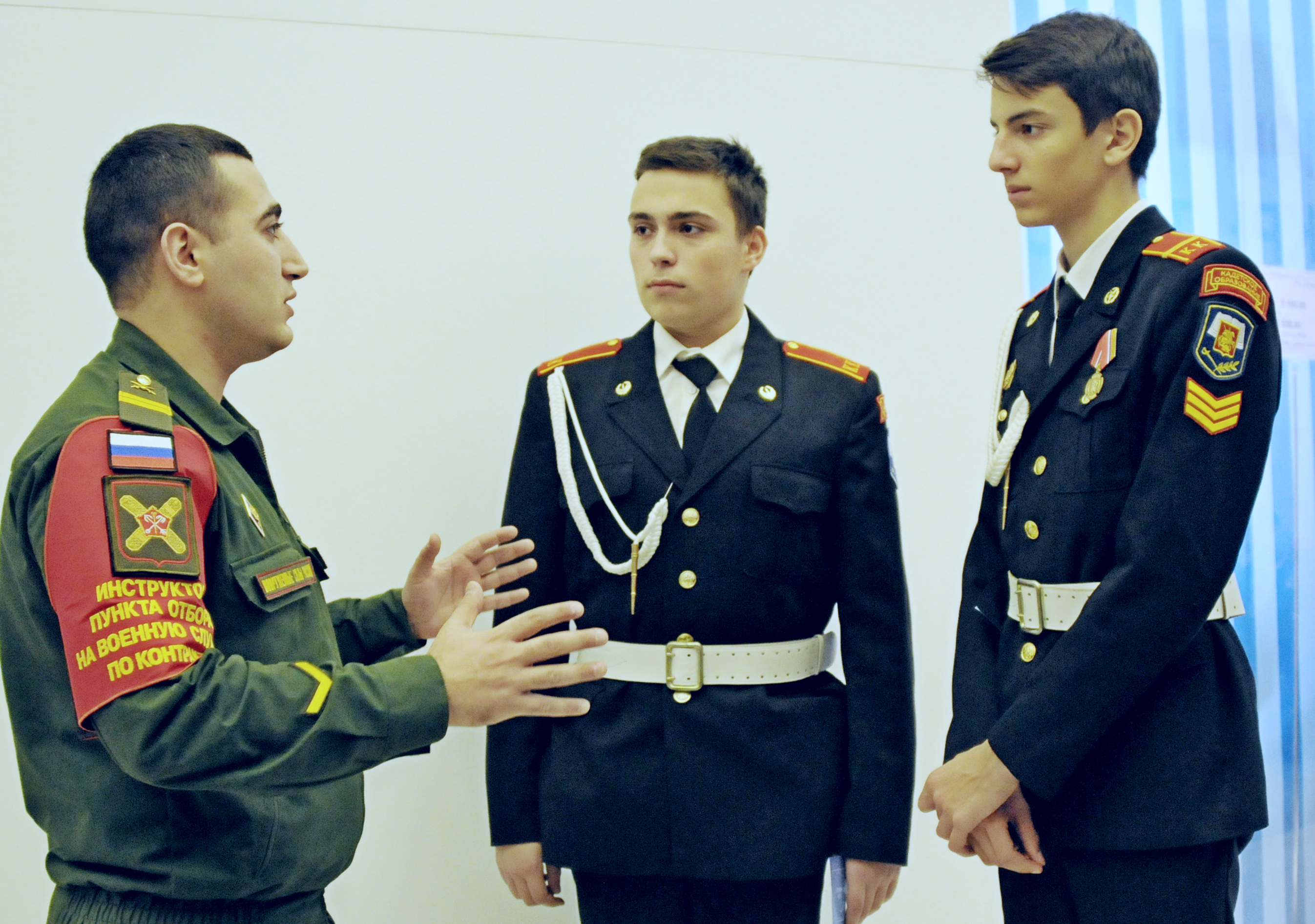 Инструктор пункта отбора на военную службу Юрий Саркисов с кадетами Александром Зуровским и Русланом Муратовым на празднике