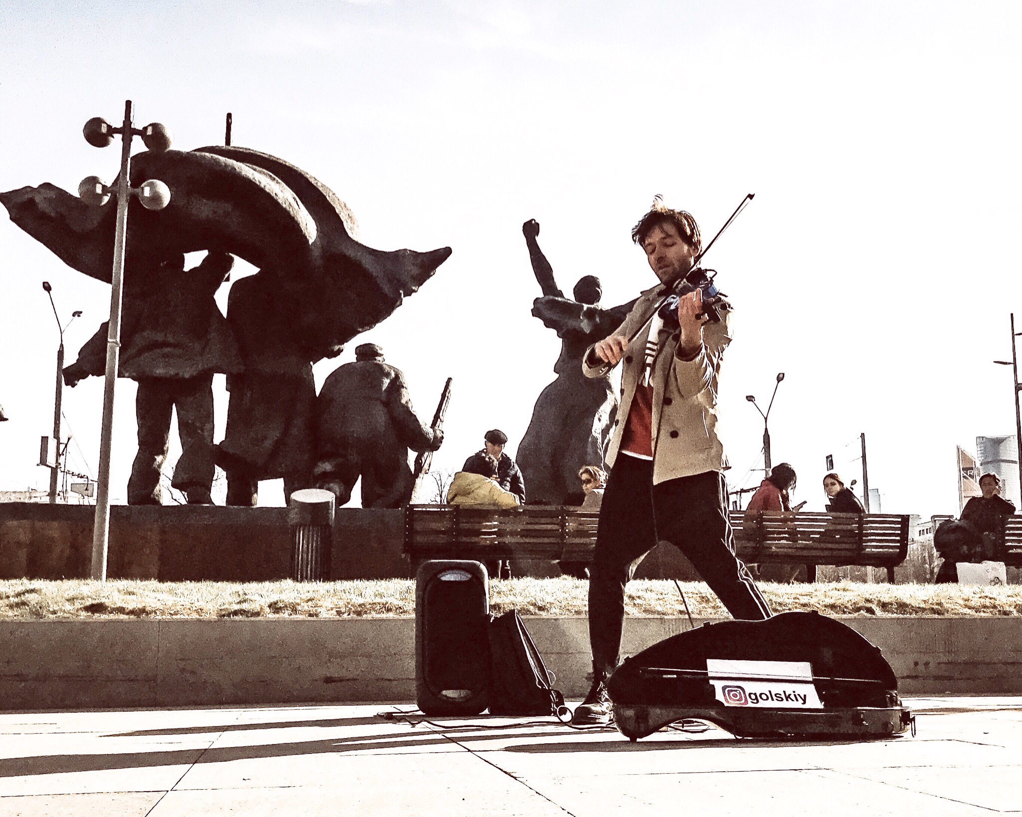 В репертуаре исполнителя популярные российские и зарубежные композиции в авторской интерпретации