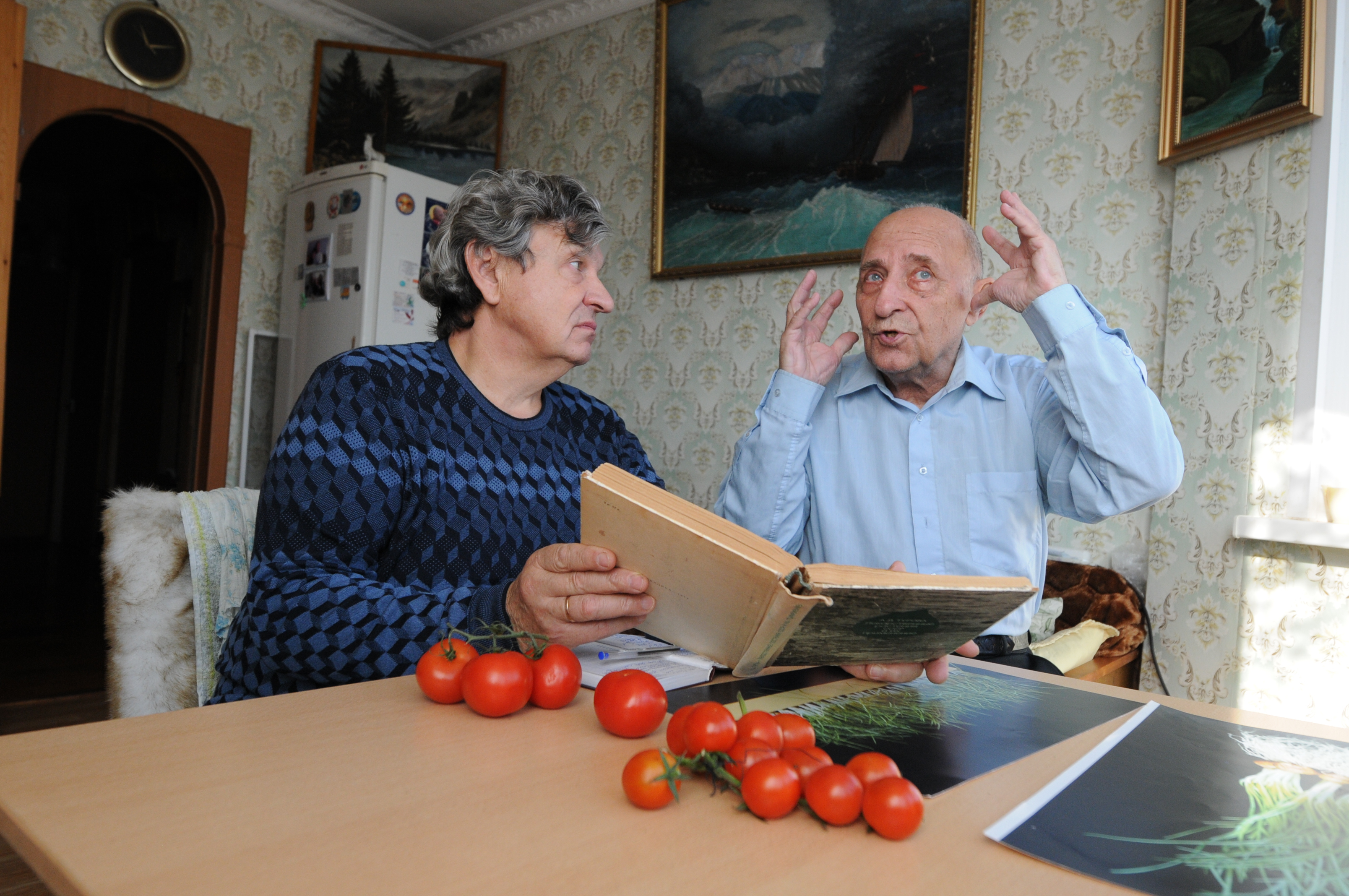 Журналист «Вечерки» Анатолий Сидоров (слева) и доктор сельскохозяйственных наук Олег Ильин