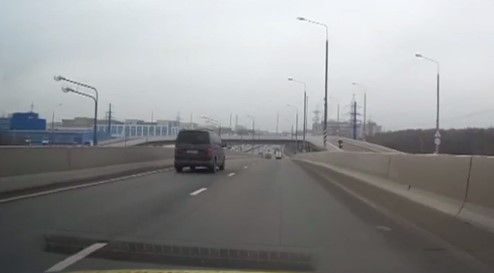 Падение мотоциклиста с эстакады в Можайском районе попало на видео