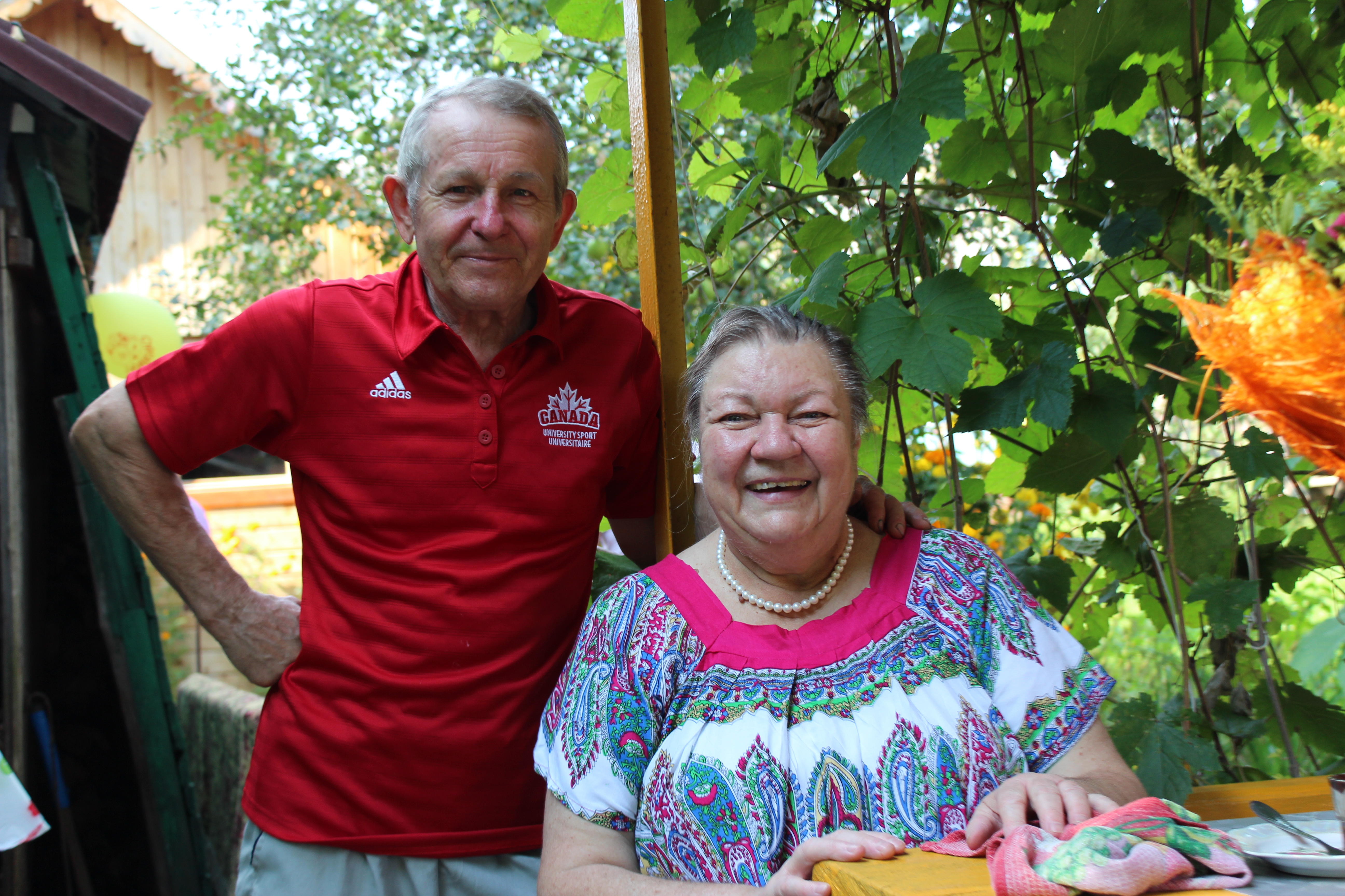 Александр и Любовь Панасовы на своей даче в Подмосковье и хозяйством занимаются, и отдыхают вместе