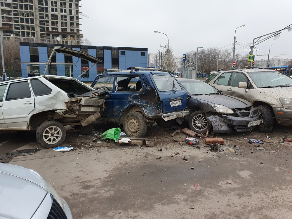 Последствия ДТП с участием нескольких автомобилей на Ореховом бульваре