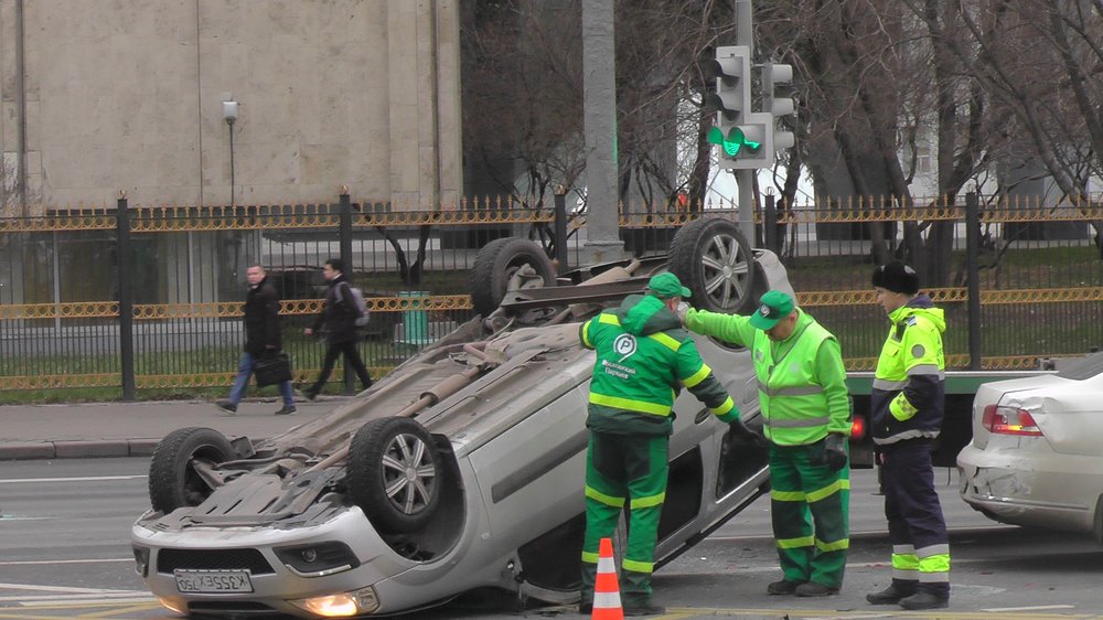 Последствия ДТП с участием трех автомобилей на Ленинском проспекте