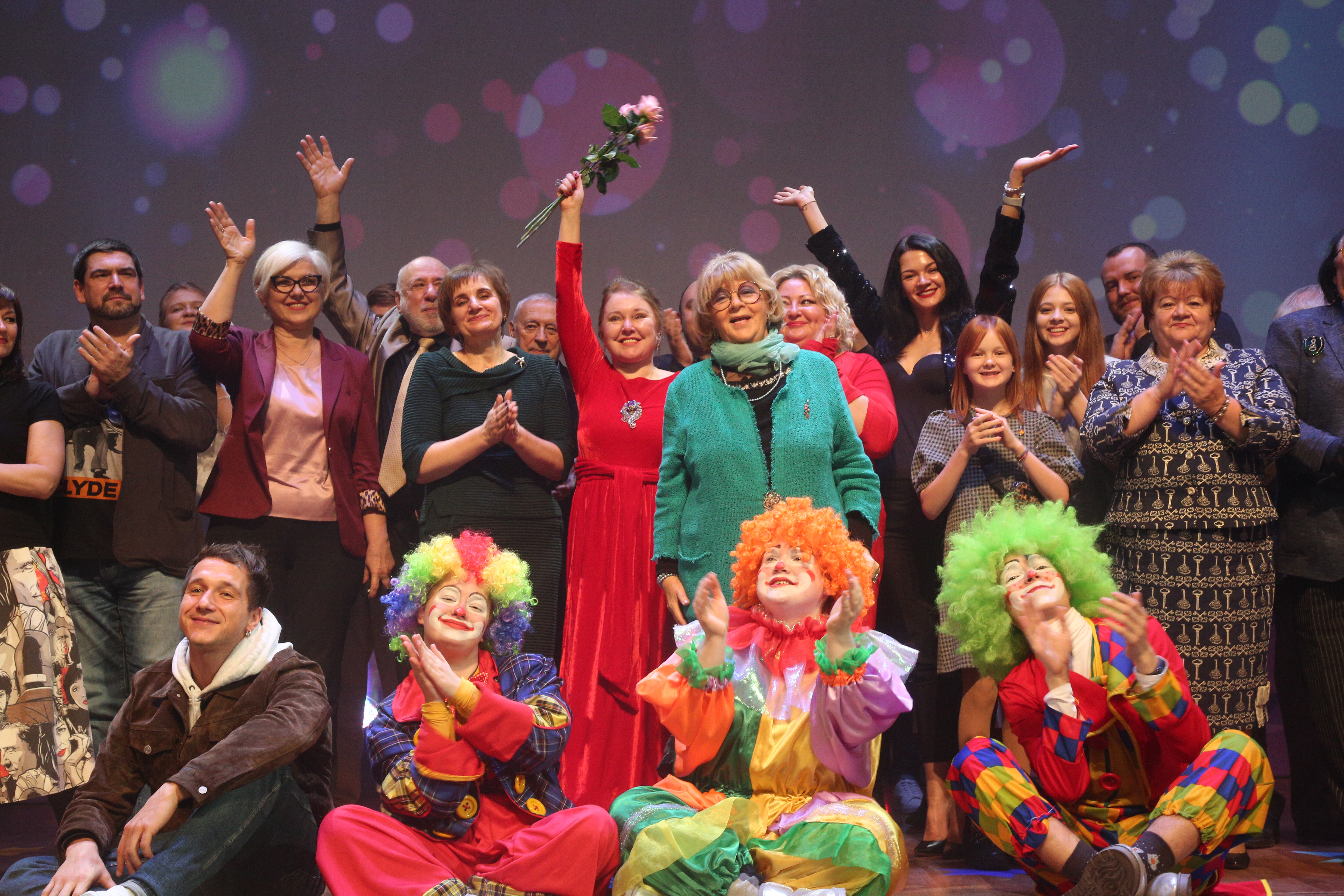 На сцене участники XX Юбилейного фестиваля кинокомедии «Улыбнись, Россия!»