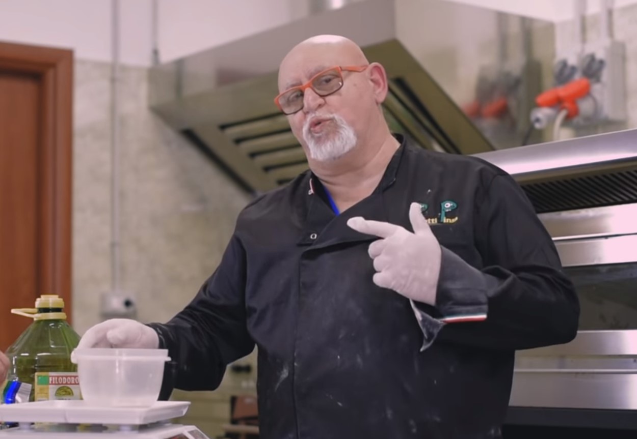 Итальянский шеф-повар готовит ту самую лепешку, позабавившую россиян