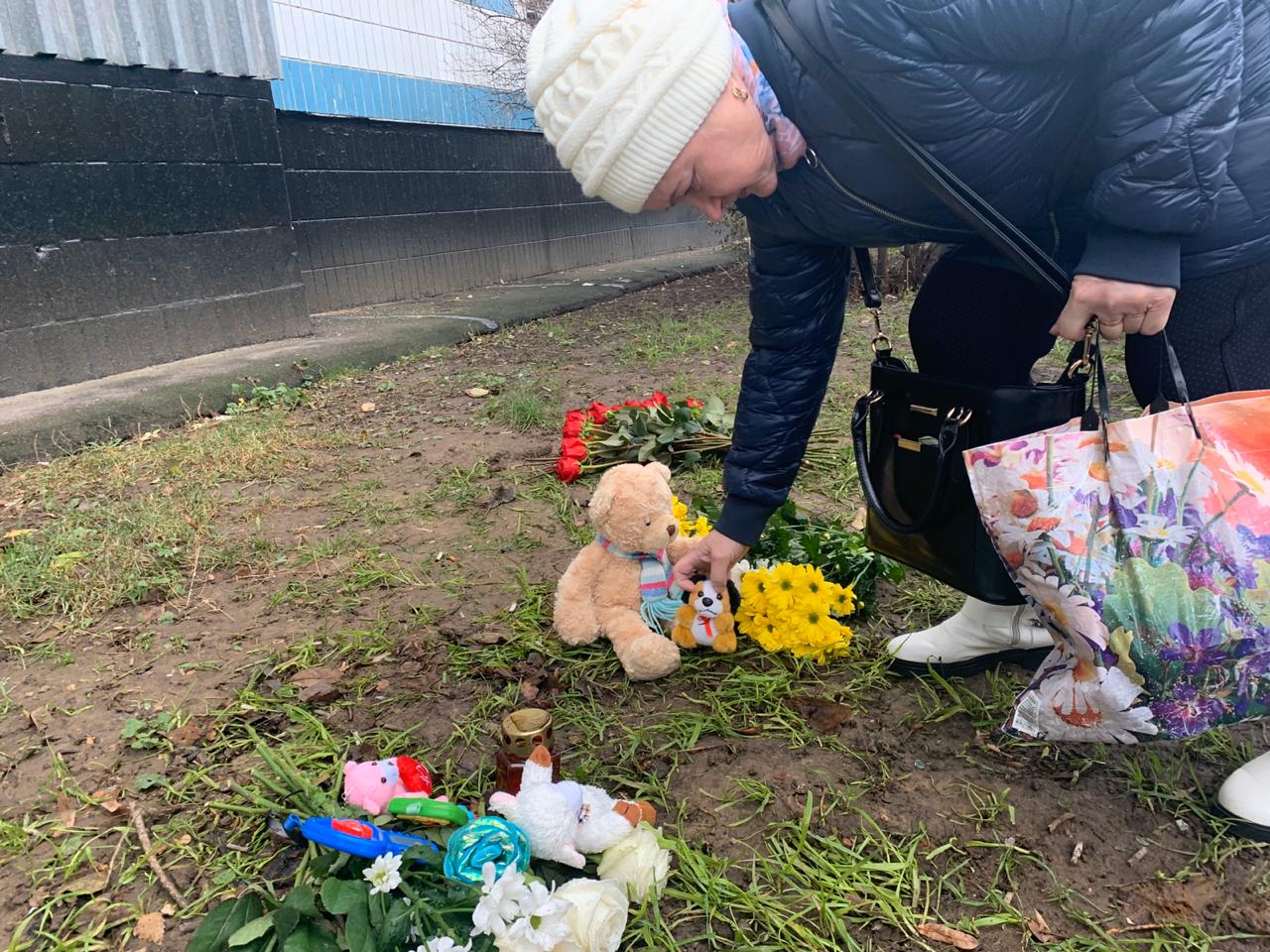 Горожане приносят цветы и игрушки к месту трагедии