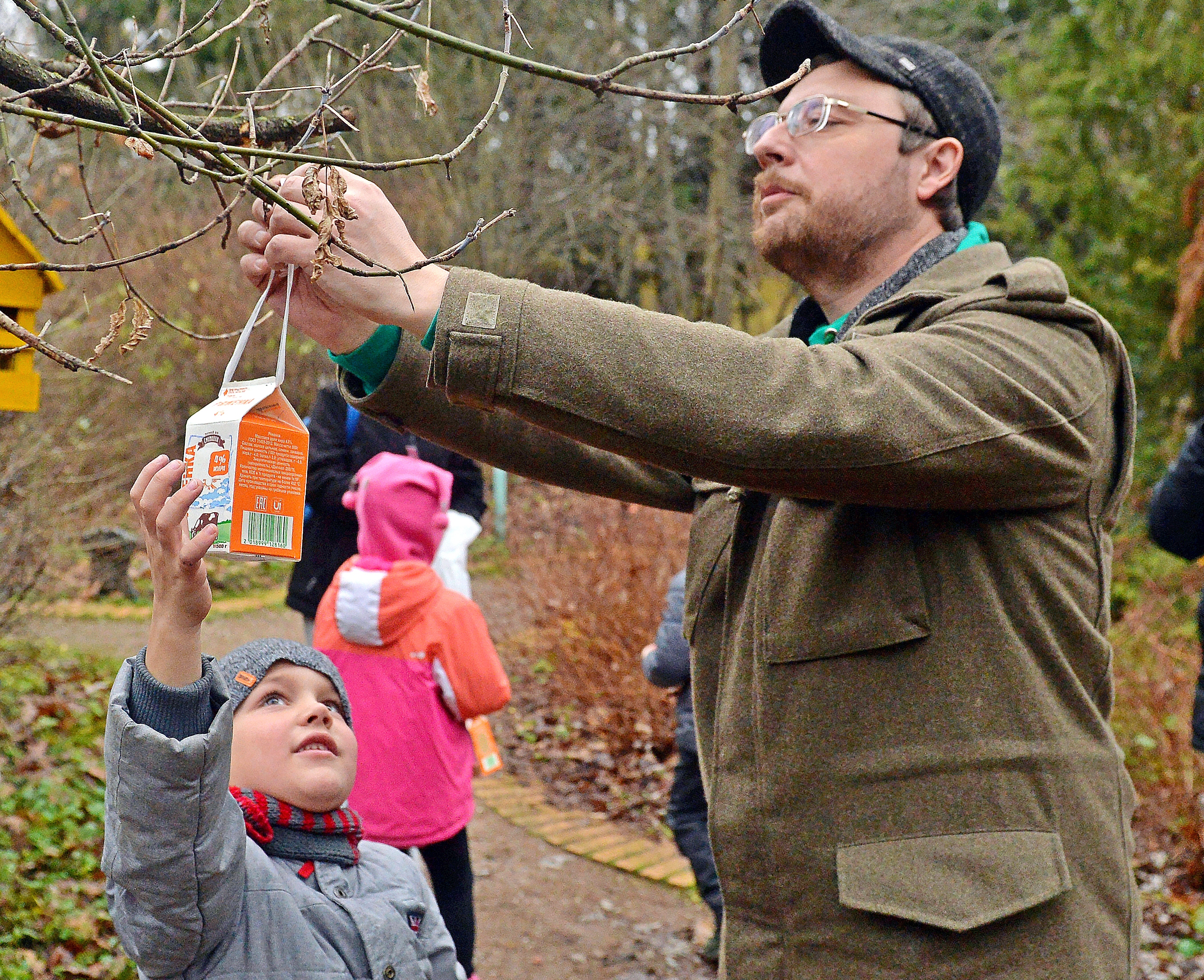 «Кузьминки». Сотрудник парка Виктор Путилов помогает детям вешать кормушки