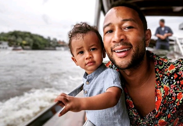 Джон Ледженд женат и воспитывает двоих детей