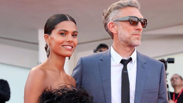 Когда он узнал, что ей 18 и ее отец паникует от такого знакомства дочери, Кассель предложил устроить семейный ужин