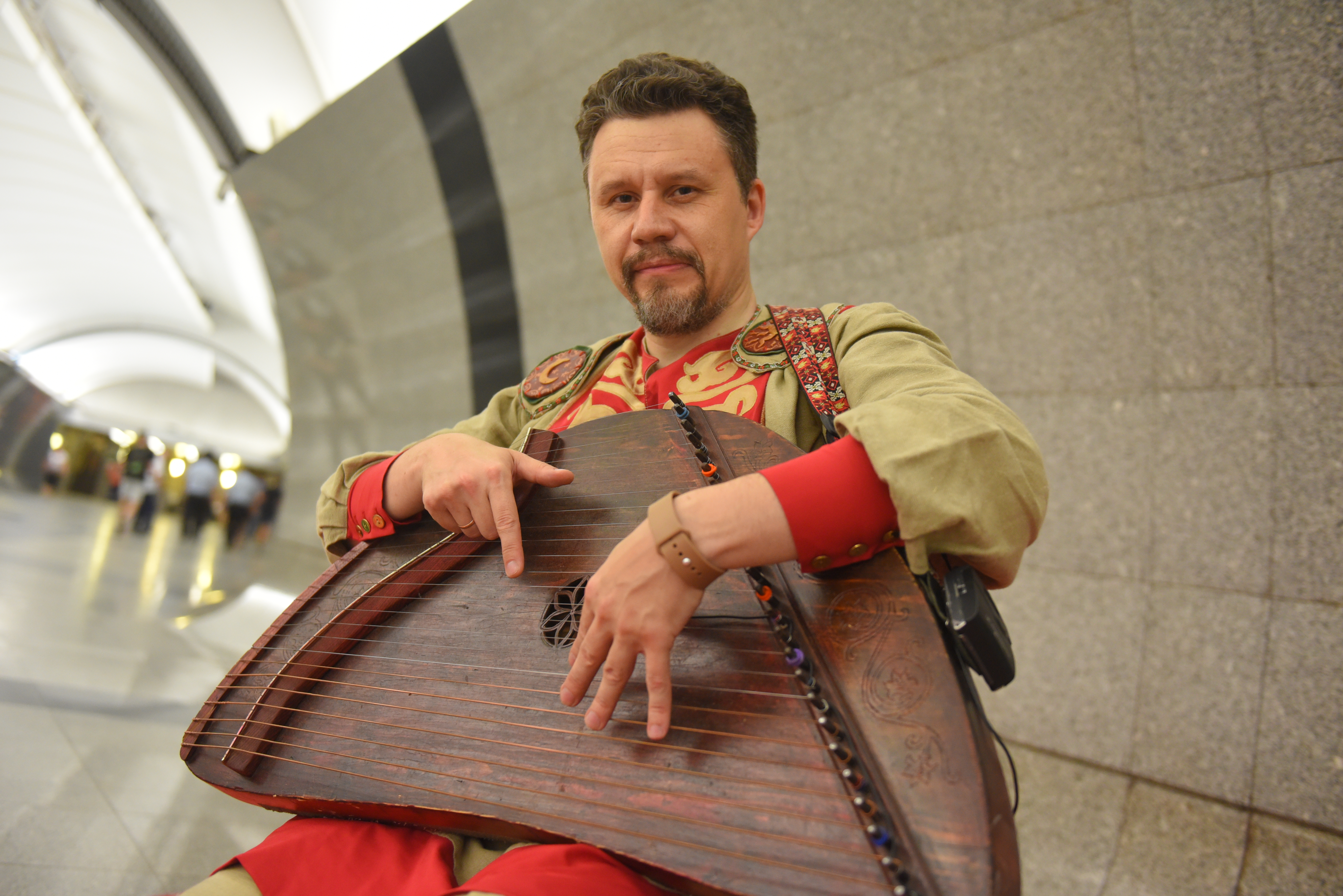 Играет Кирилл на шлемовидных гуслях