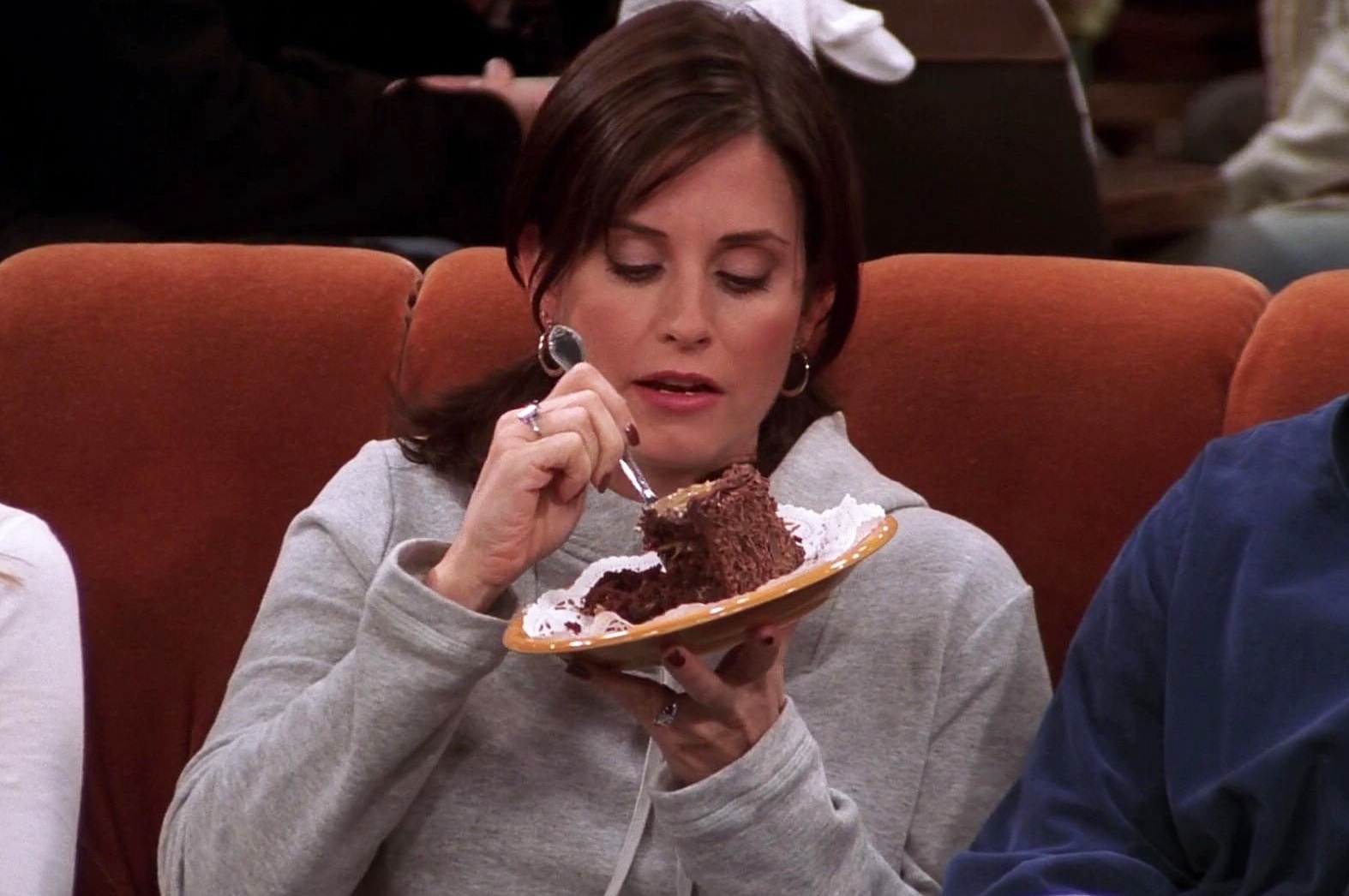 Кардиологи предупредили об опасности вечерних перекусов для женщин