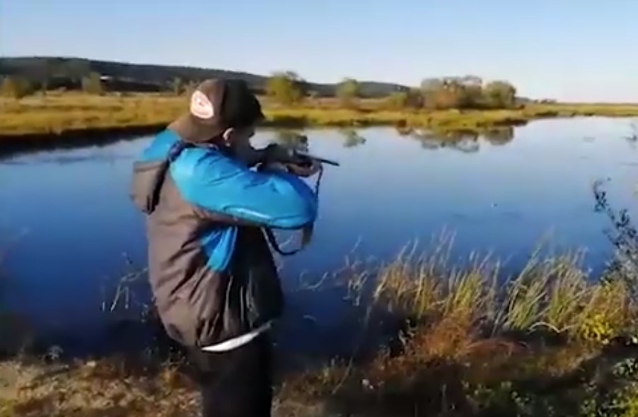 Даниил Засорин учится стрелять из того самого дробовика