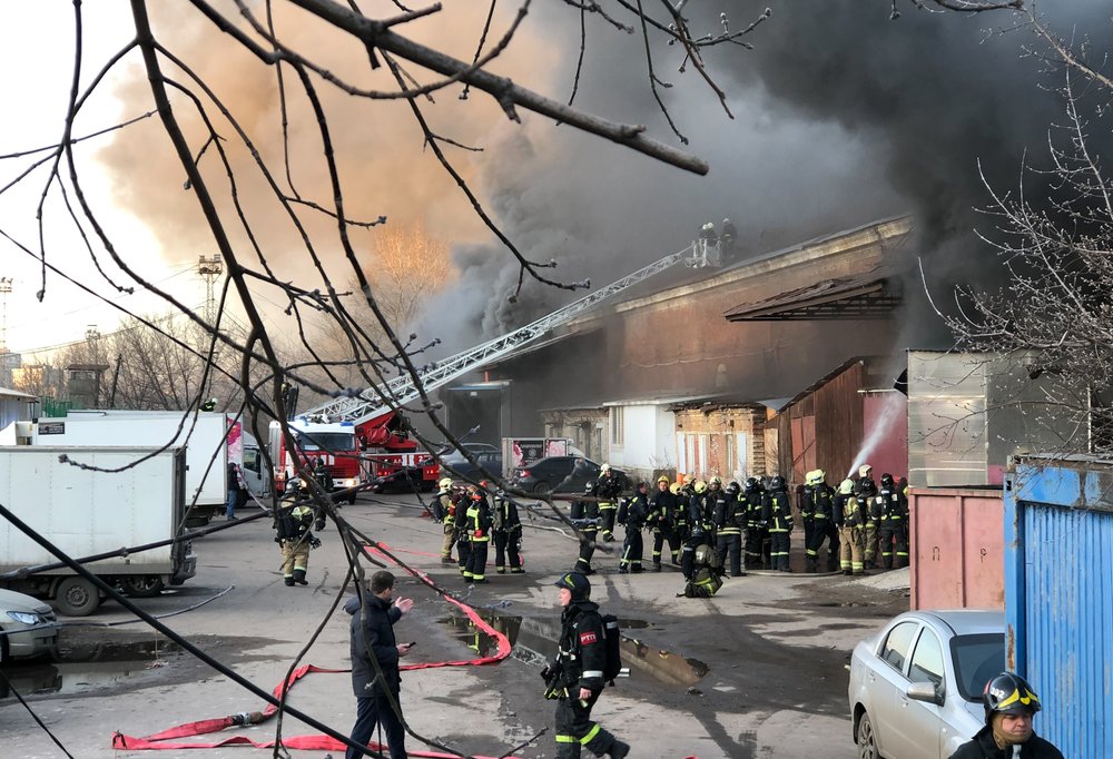 Работа пожарных расчетов по ликвидации возгорания на складе возле здания Ленинградского вокзала