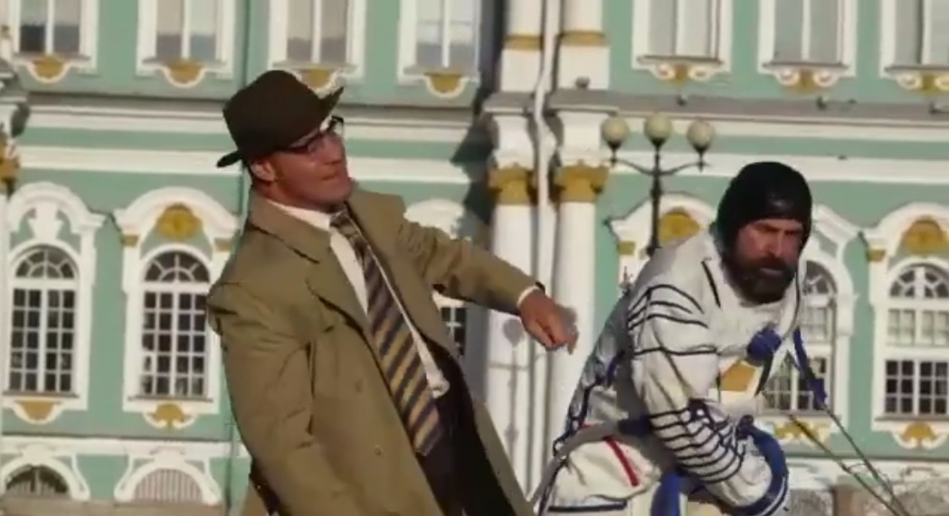 «Драка» Линдеманна со шведским актером Петером Стормаре произошла на Дворцовой площади в Санкт-Петербурге под «Калинку-малинку»