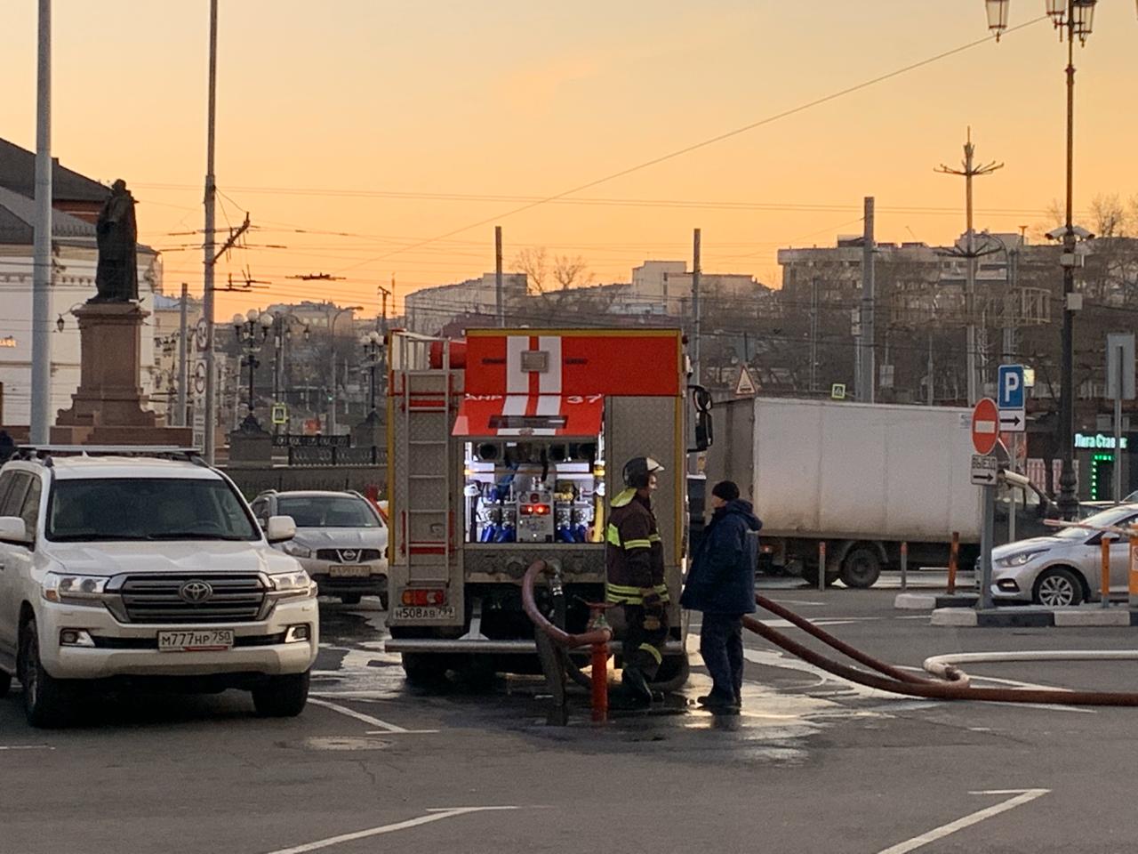 Площадь пожара у Ленинградского вокзала увеличилась до 700 квадратных метров