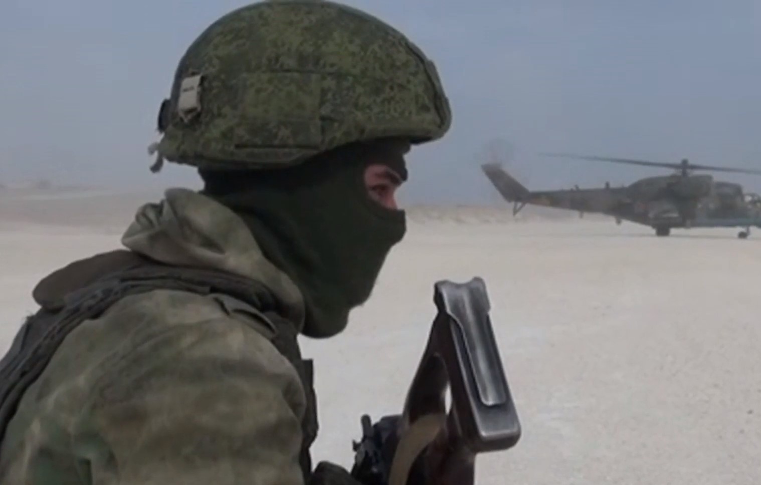 На кадрах видно, как военные РФ берут под охрану объект