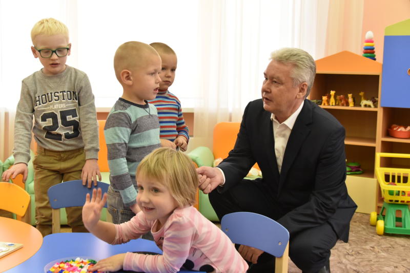 Мэр Москвы Сергей Собянин напомнил, что в городе с этого года принято решение о приеме детей в детский сад с 2,4 лет