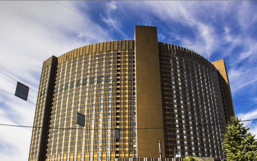 Почти 750 человек эвакуировали из гостиницы «Космос» после сообщения об угрозе взрыва