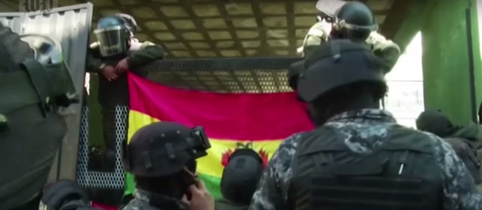 Власти Боливии освободили от ответственности военных за применение силы