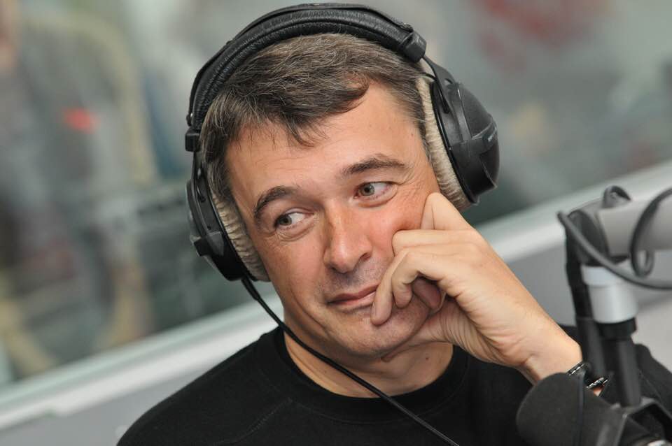 Главный герой — не только расследователь и предприниматель, но и лукавый плут, это довольно поучительный «вечный персонаж»