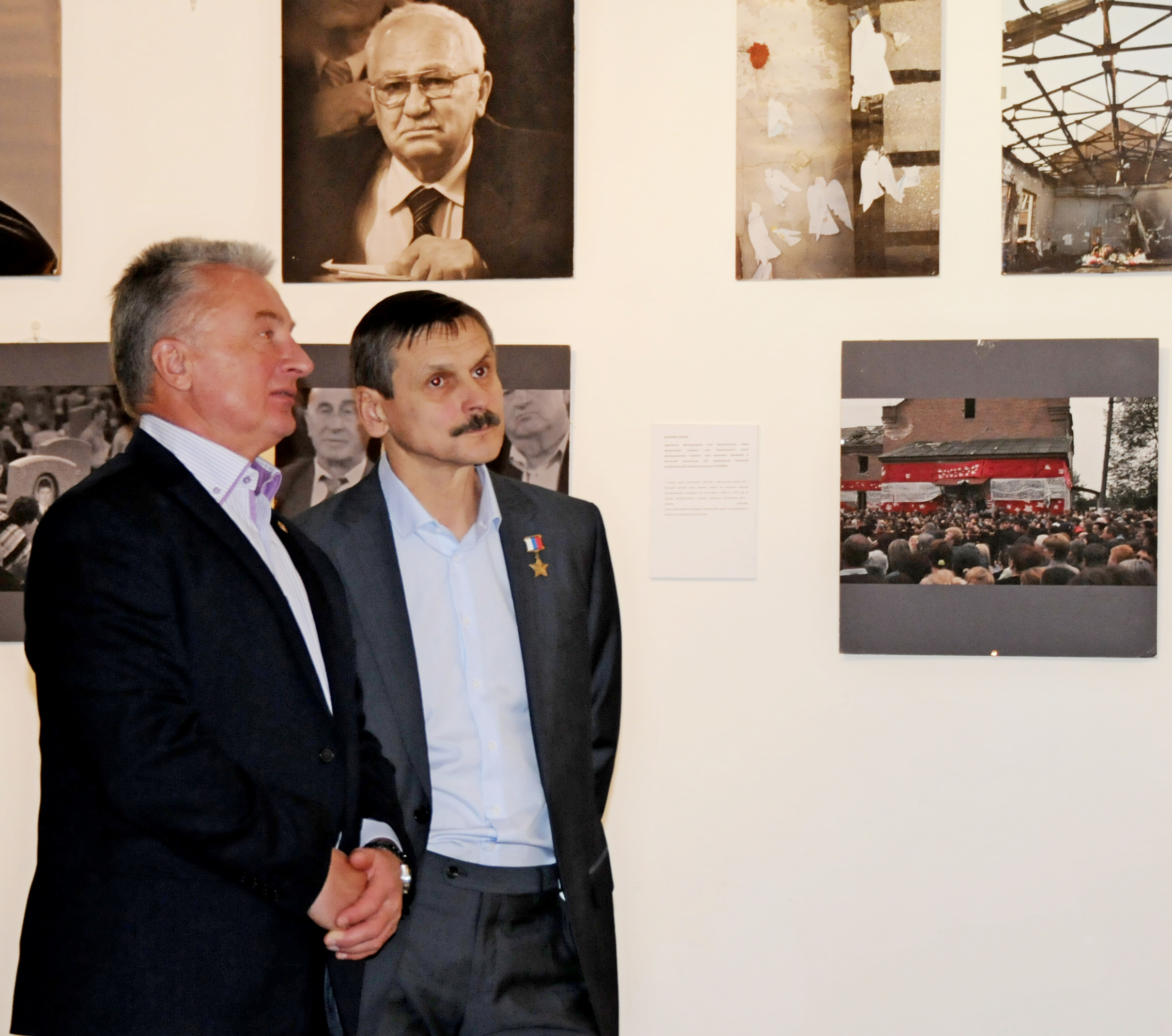 Участники спецоперации по освобождению заложников в Беслане Юрий Демин (слева) и Герой России Андрей Кумов на открытии выставки «Помнить, чтобы жить». Во время операции Кумов получил осколочное ранение лица, но вскоре вернулся в строй