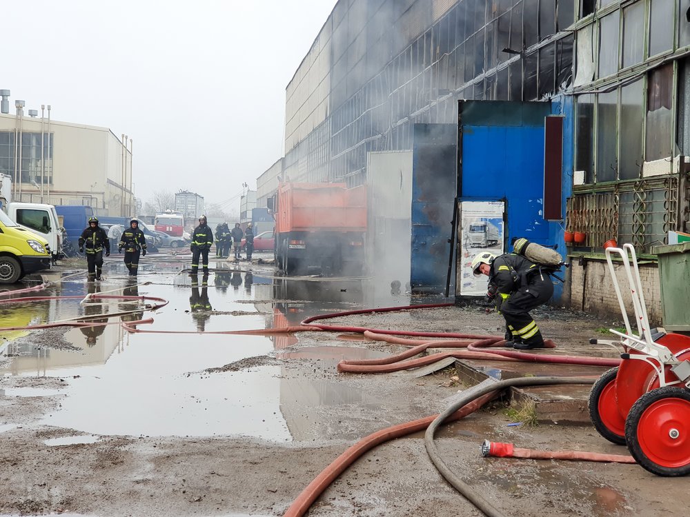 Работа пожарно-спасательных подразделений по ликвидации возгорания площадью 600 кв. м в автосервисе на ул. Маршала Прошлякова в Строгине