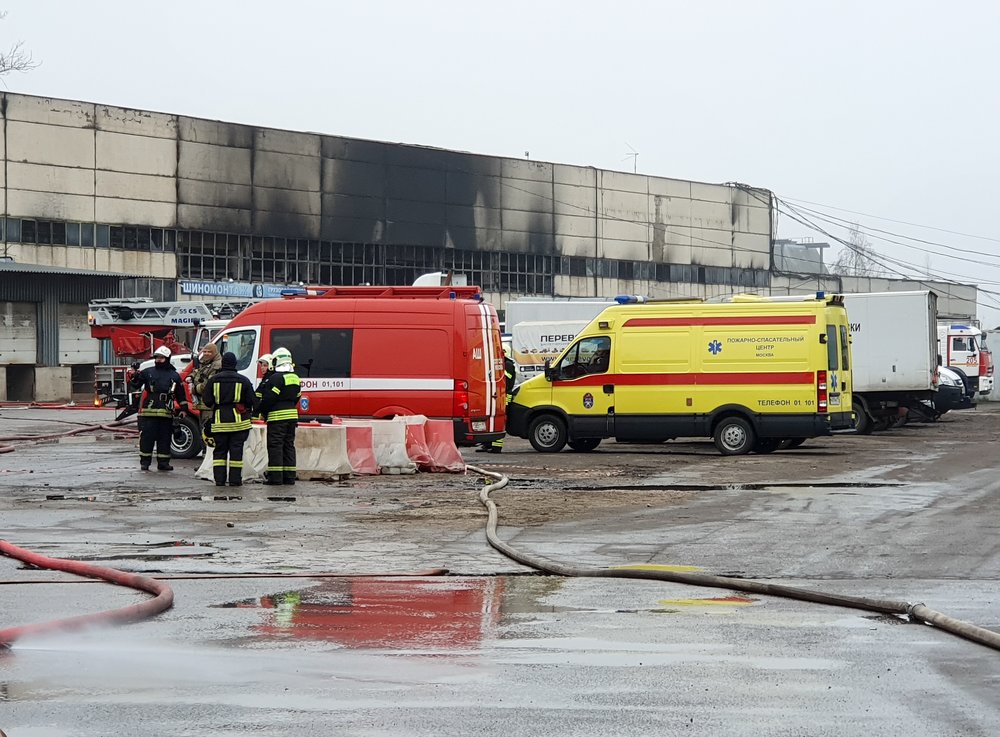 Работа пожарно-спасательных подразделений по ликвидации возгорания площадью 600 кв. м в автосервисе на ул. Маршала Прошлякова в Строгино
