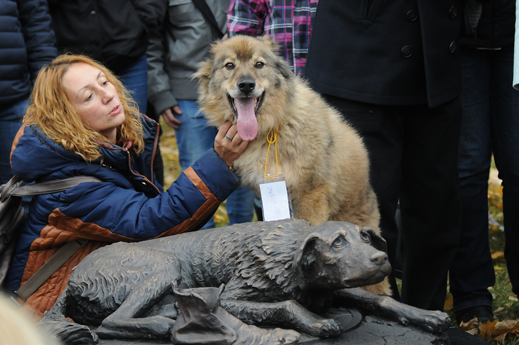 Елизавета Степанова и ее пес Борзик на открытии скульптуры бездомным животным в парке «Музеон». Гуманизм и сострадание становятся одними из главных черт москвичей в последние годы