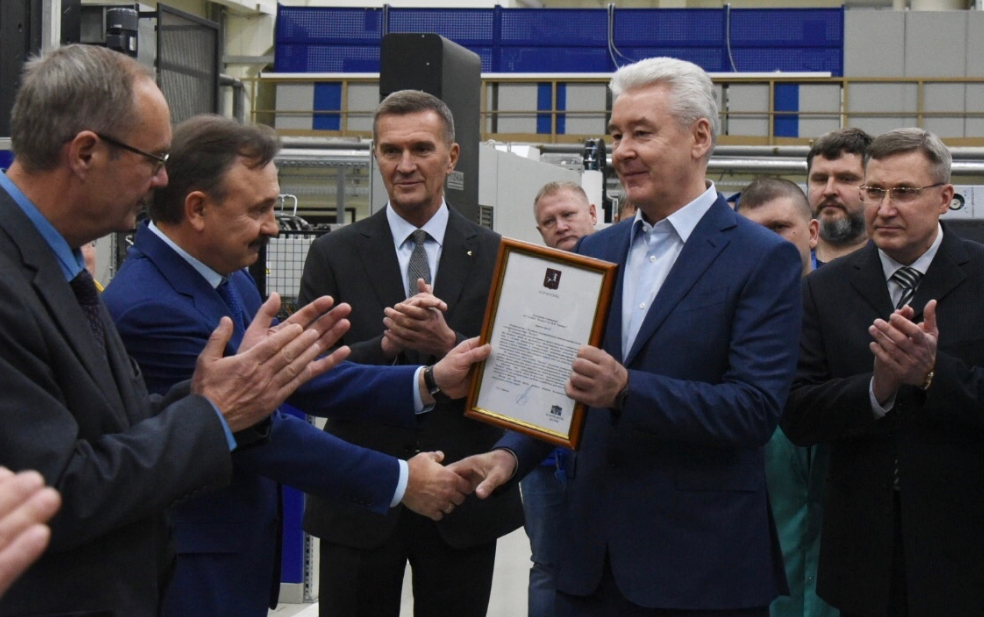 Глава города вручил генеральному директору АО «ГосМКБ «Вымпел» Николаю Гусеву поздравительный адрес мэра Москвы