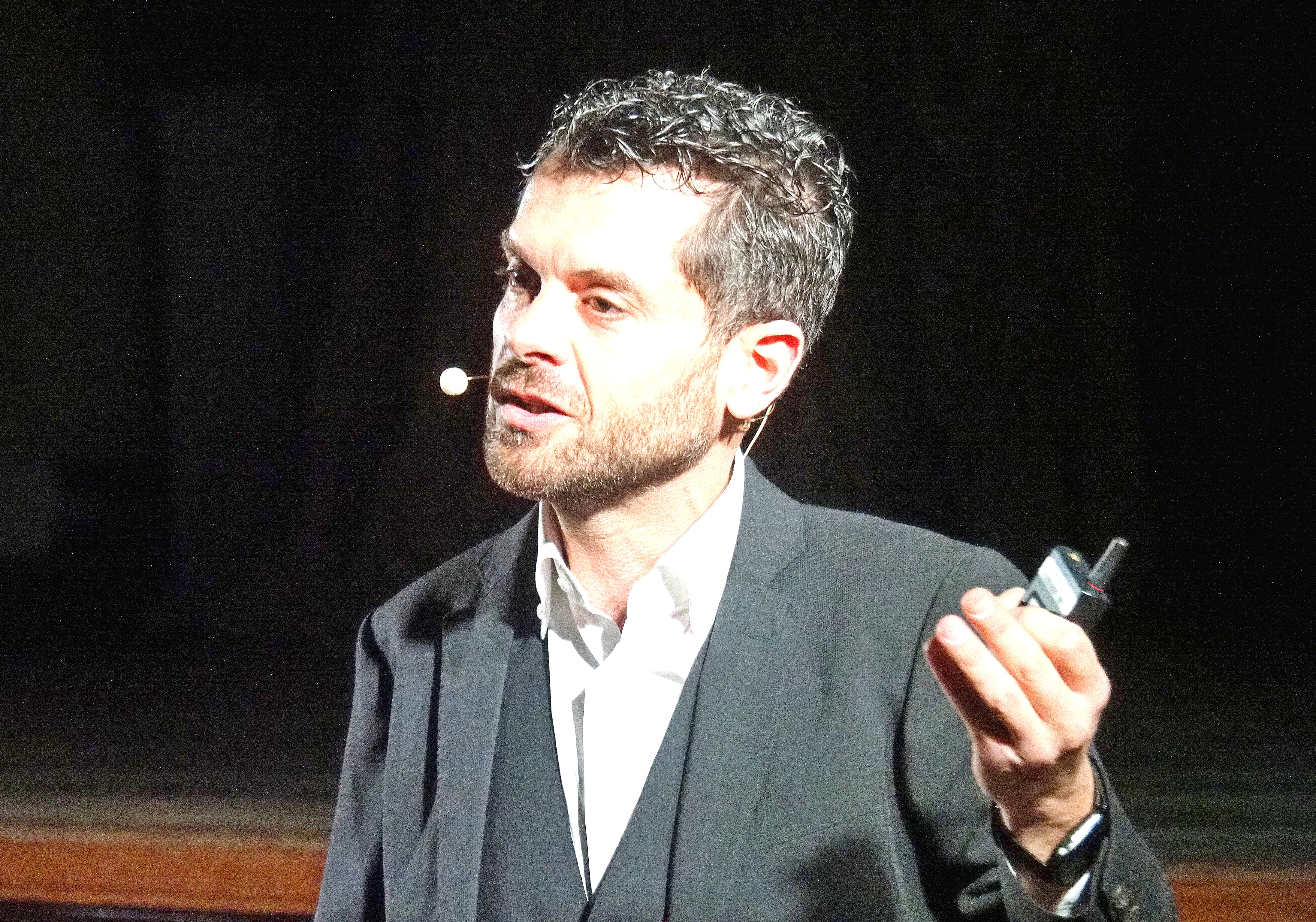 Генконсул Италии Франческо Форте читает «Божественную комедию» Данте Алигьери