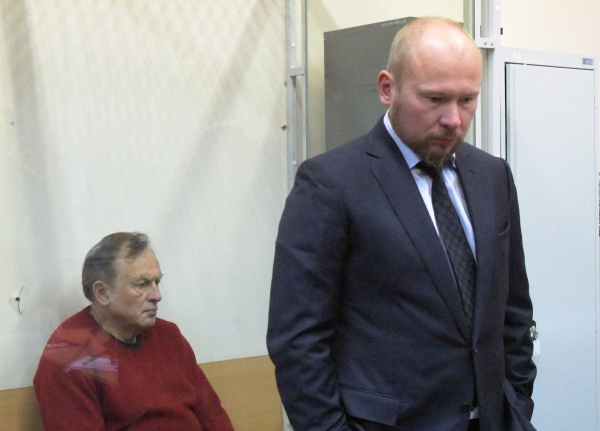 Александр Почуев (справа) собирается добиться переквалификации дела на убийство в состоянии аффекта