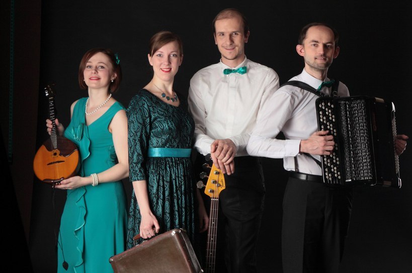 Москвичи и гости столицы смогут насладиться живым выступлением исполнителей, которые играют русские народные песни