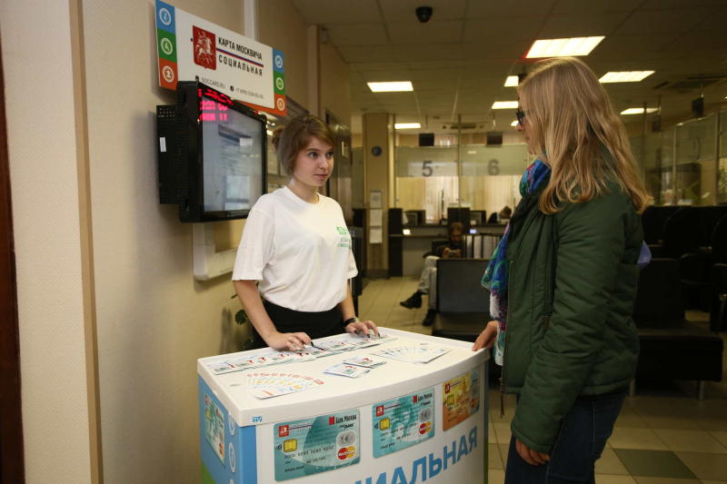 Консультант Анастасия Александрова рассказывает посетительнице МФЦ «Замоскворечье» о возможностях социальной карты москвича
