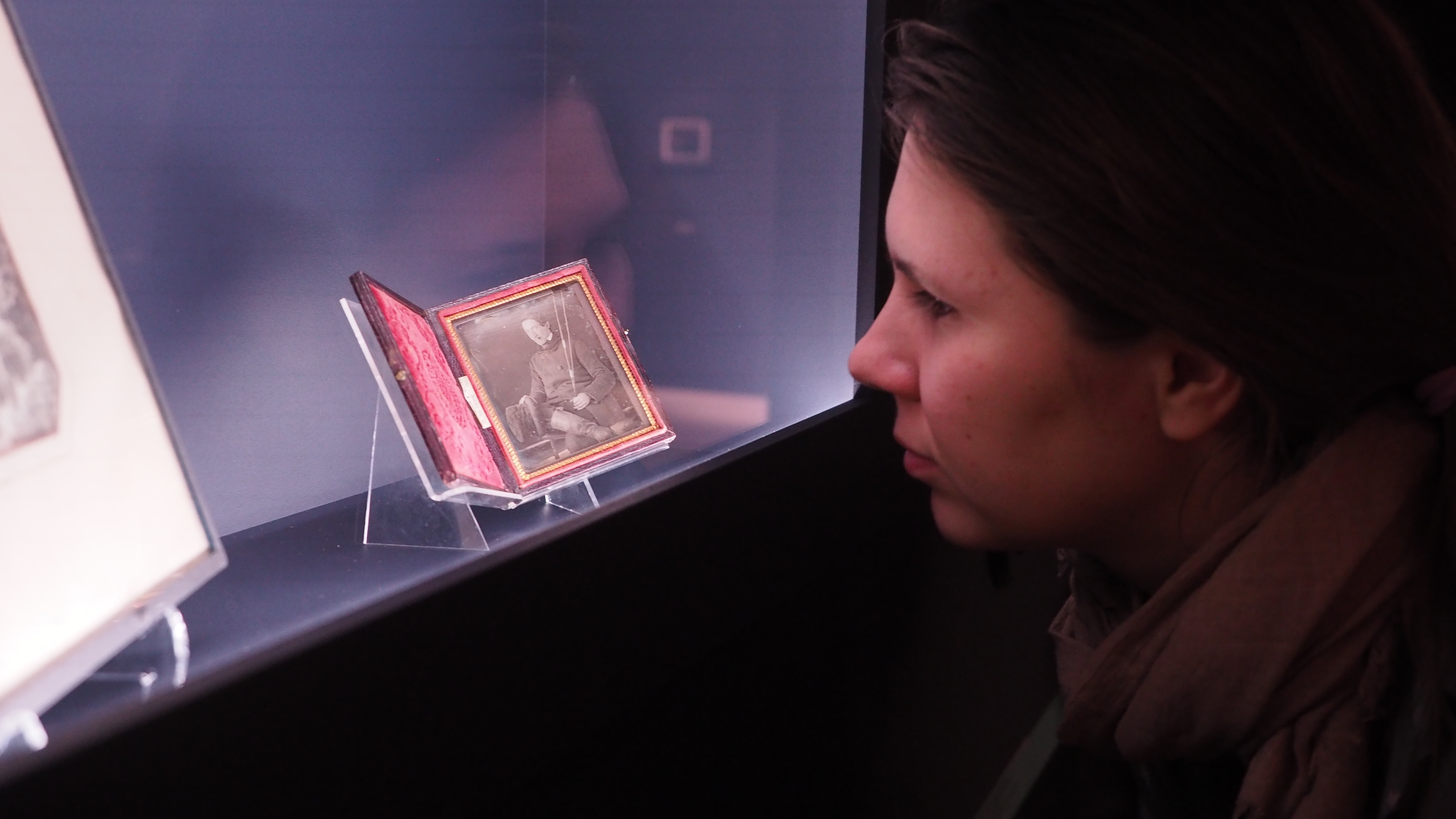 Москвичка Александра Левчук рассматривает дагеротип работы столичного фотографа Сергея Левицкого