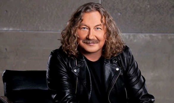 На видео музыкант исполняет композицию на фортепиано, а ему помогает его дочь, которая свистит в свисток