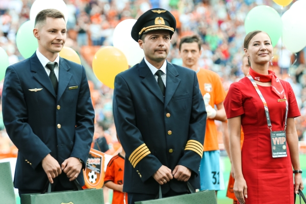 Бортпроводник лайнера Airbus А321 авиакомпании "Уральские авиалинии" Дмитрий Гончаренко, капитан лайнера Дамир Юсупов и бортпроводница Надежда Вершинина (слева направо) 