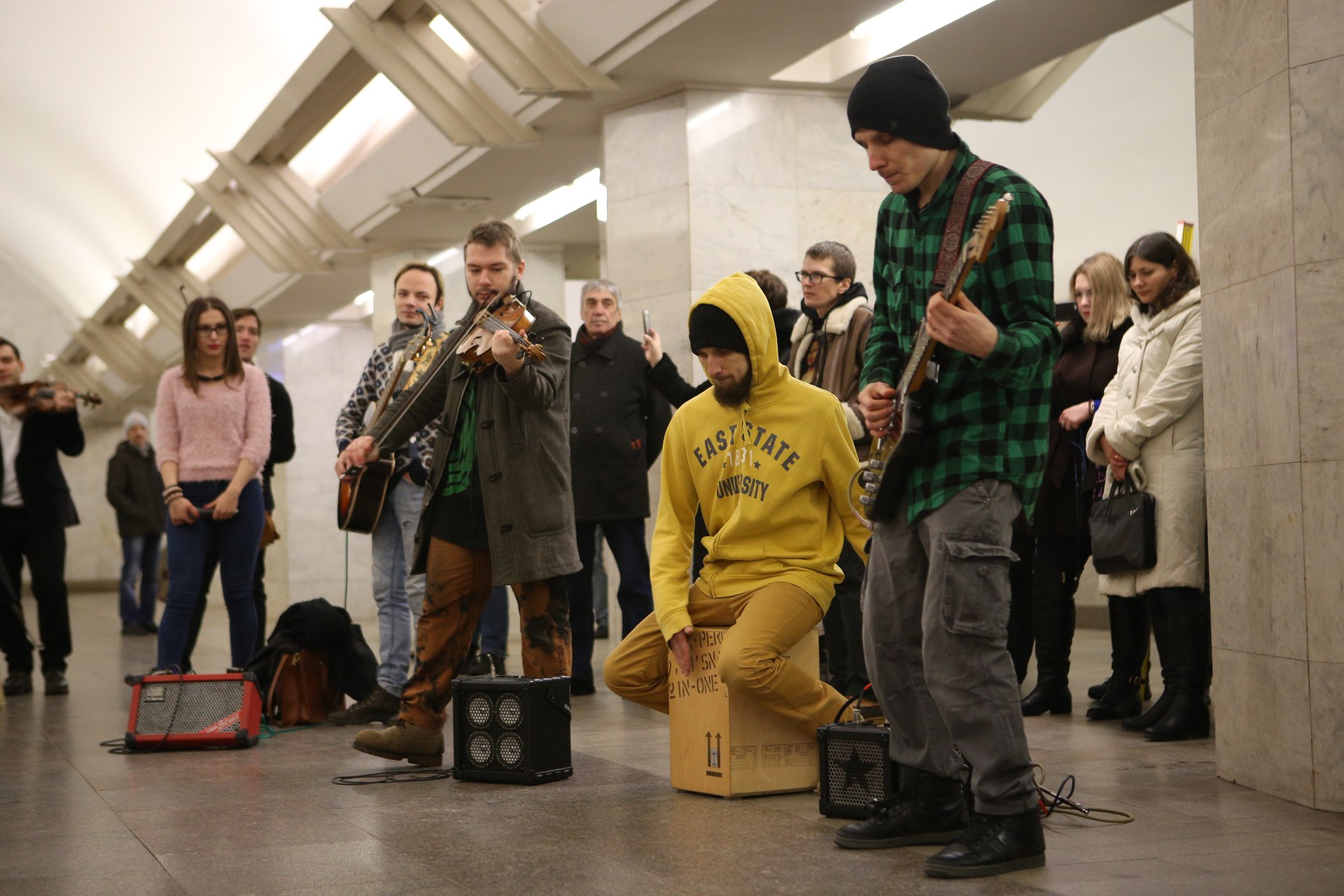 Metro песни. Музыканты в метро. Концерт в метро. Уличные музыканты в Москве в метро. Музыкальное метро.