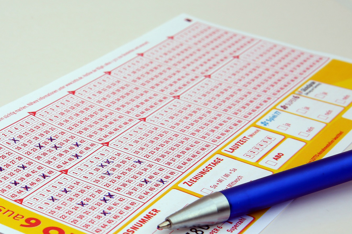 Мужчина сбежал от жены после выигрыша в лотерею