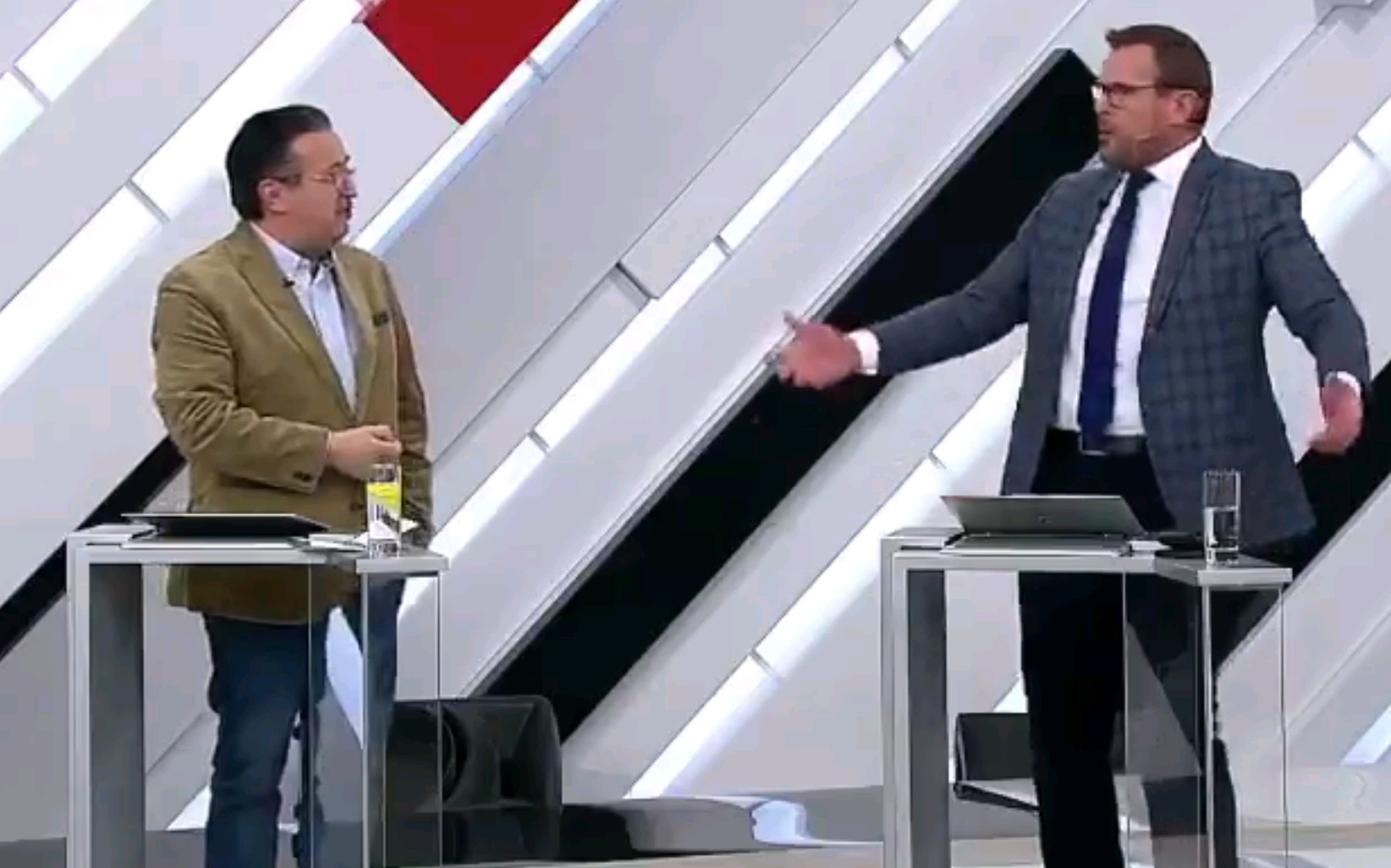 Василь Вакаров толкнул Грэга Вайнера