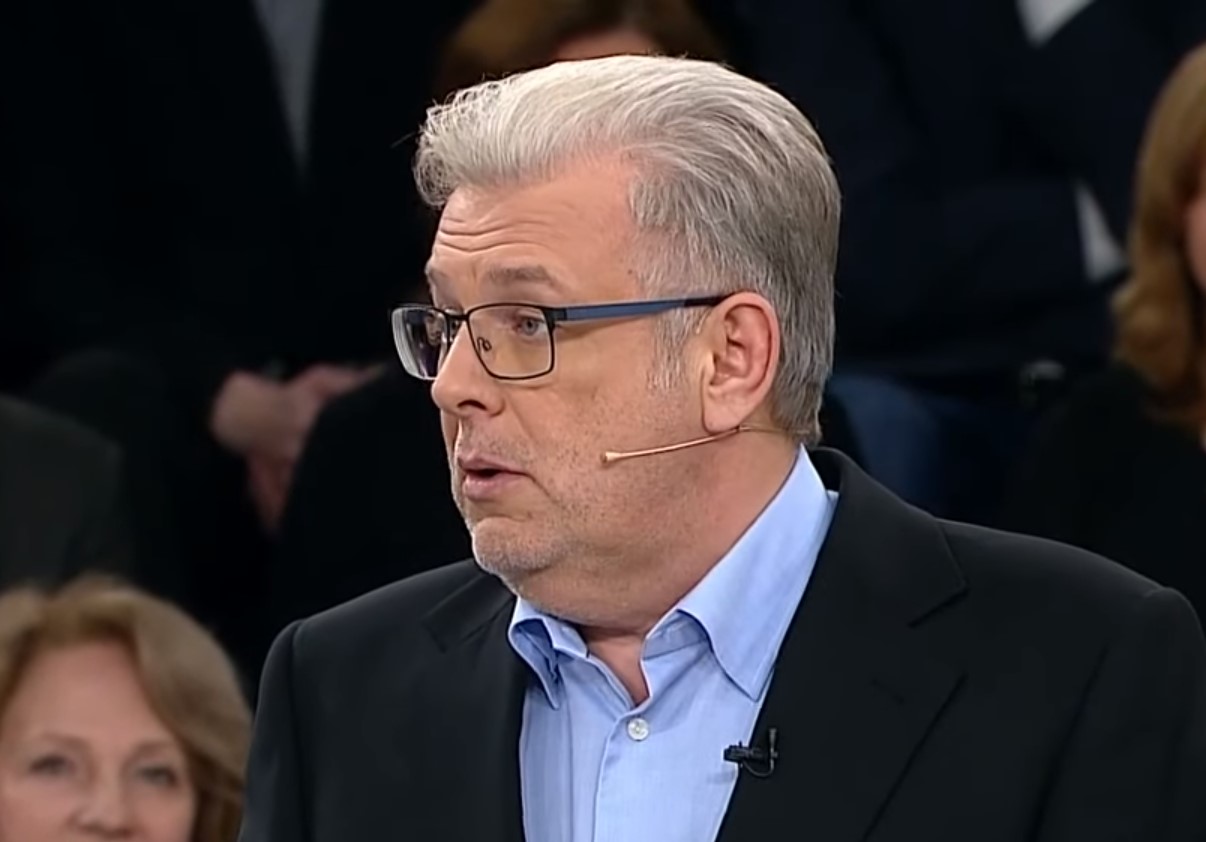 Ведущий программы Дмитрий Куликов признался, что попросту не успел добежать до гостей, чтобы предотвратить конфликт