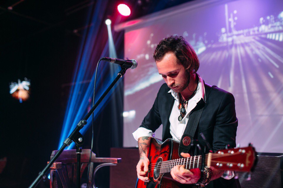 Исполнитель играет каверы на известные композиции, а также собственные произведения