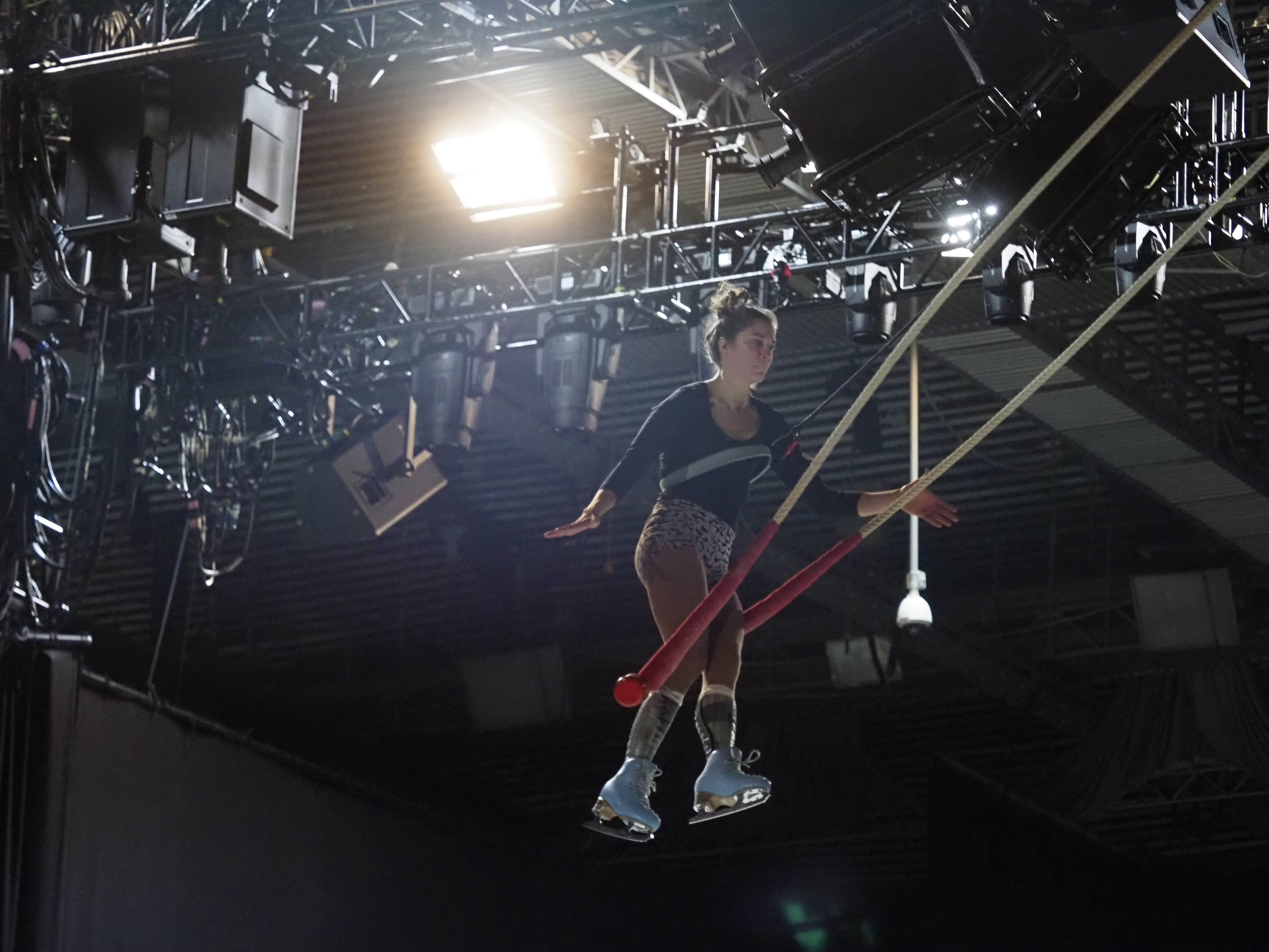 Артистка из Канады Даника Ганьон-Пламондон репетирует номер на трапеции