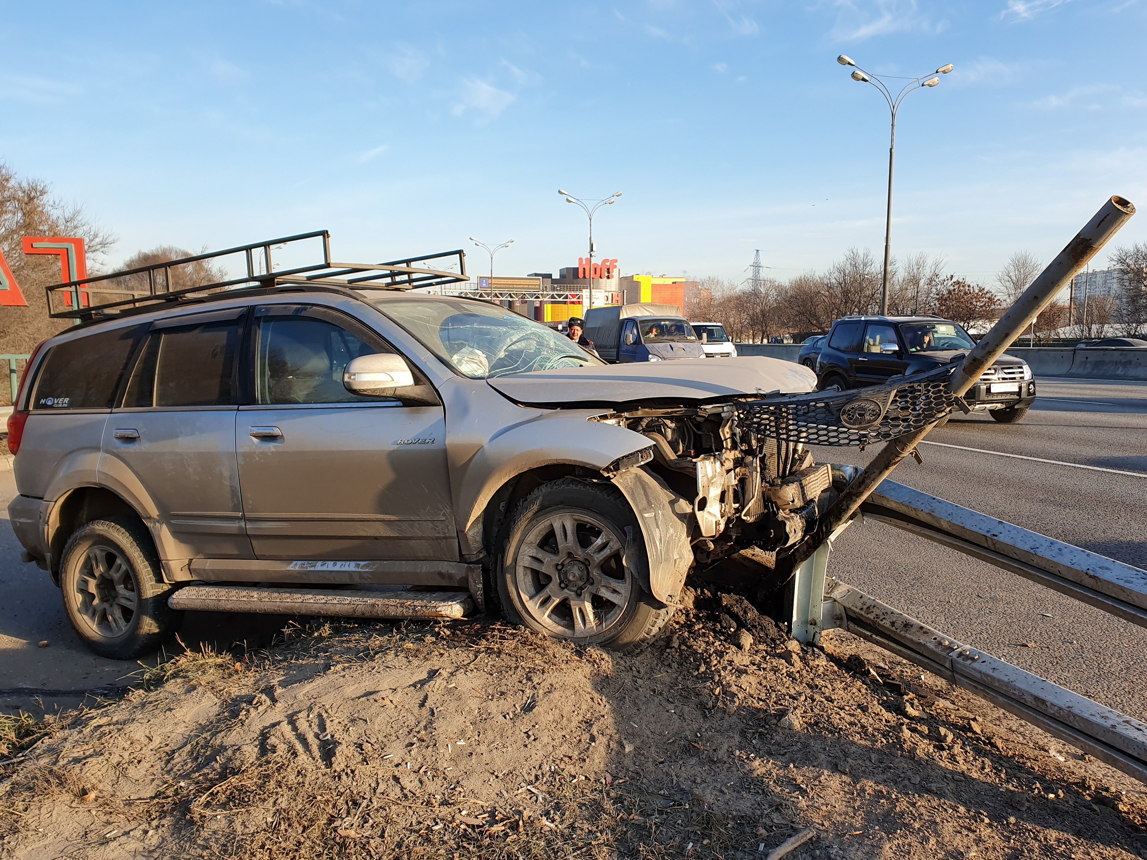 Внедорожник врезался в отбойник на МКАД