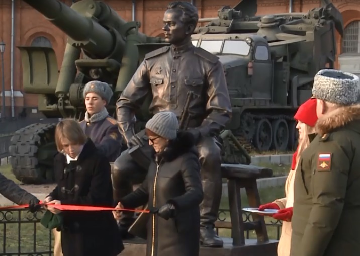 Скульптор Владимир Курочкин изобразил оружейника в 30-летнем возрасте, когда он был старшим сержантом