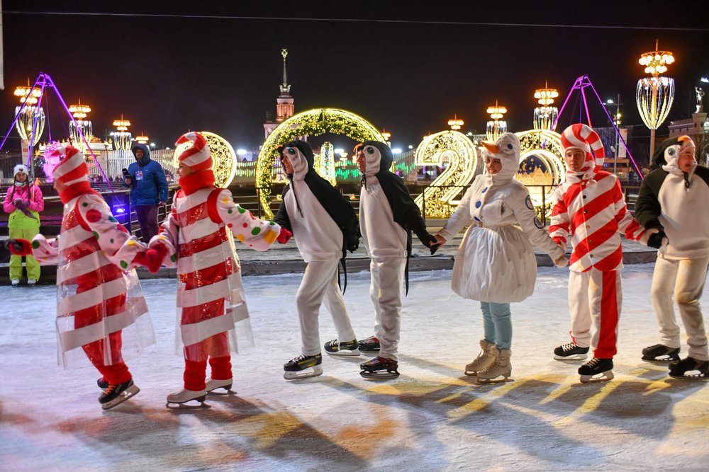 Космический лед: открыты два самых крупных катка в Москве